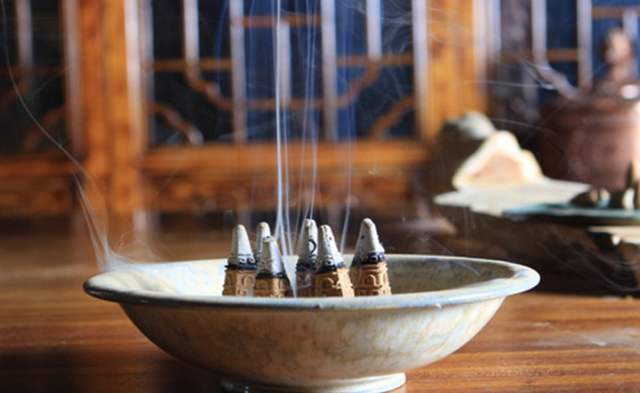 念烟供仪轨,最好先获得传承,然后如理如法地念诵,观想,观想将这些食物